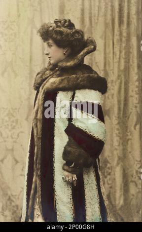 1890 c, ITALIE : la célèbre actrice théâtrale italienne et chanteuse d'opéra TINA DI LORENZO ( 1872 - 1930 ) , amante de la célèbre écrivain Edoardo Scarfoglio , mariée en 1901 à l'acteur Armando Falconi , mère du dramaturge Dino Falconi ( 1902 - 1990 ) . L'actrice pour la pièce EST VENUE LE FOGLIE de Giuseppe Giacosa et pour ROMANTICIMO de Gerolamo Rovetta - ATTRICE - TEATRO - BELLE EPOQUE - commediografo - scrittore - pelliccia - fourrures - mignon - diamant - diamants - boucles d'oreilles - orecchino - orecchini - ardrops - collier - collana - collier pizzo - dentelle - cappoto - manteau - collier - colletto di pelo collo - ane Banque D'Images