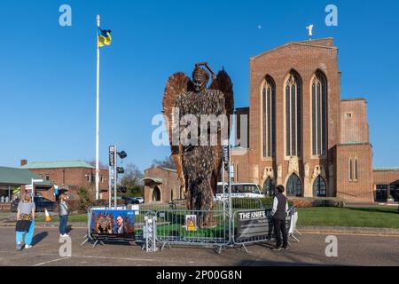 2 mars 2023. La sculpture de Knife Angel de l'artiste Alfie Bradley est exposée devant la cathédrale de Guildford, Surrey, Angleterre, Royaume-Uni, pour le mois. Il est connu comme le monument national contre la violence et l'agression. La sculpture a été faite à partir de milliers de couteaux émoussés remis lors d'une amnistie des couteaux dans tout le pays, en accord avec les 43 gendarmes de la police. C'était l'idée de Clive Knowles, président du centre britannique d'ironnwork à Shropshire. Banque D'Images