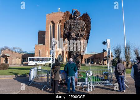 2 mars 2023. La sculpture de Knife Angel de l'artiste Alfie Bradley est exposée devant la cathédrale de Guildford, Surrey, Angleterre, Royaume-Uni, pour le mois. Il est connu comme le monument national contre la violence et l'agression. La sculpture a été faite à partir de milliers de couteaux émoussés remis lors d'une amnistie des couteaux dans tout le pays, en accord avec les 43 gendarmes de la police. C'était l'idée de Clive Knowles, président du centre britannique d'ironnwork à Shropshire. Banque D'Images