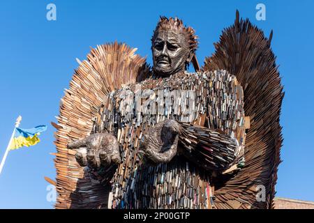 2 mars 2023. La sculpture de Knife Angel de l'artiste Alfie Bradley est exposée devant la cathédrale de Guildford, Surrey, Angleterre, Royaume-Uni, pour le mois. Il est connu comme le monument national contre la violence et l'agression. La sculpture a été faite à partir de milliers de couteaux émoussés remis lors d'une amnistie des couteaux dans tout le pays, en accord avec les 43 gendarmes de la police. C'était l'idée de Clive Knowles, président du centre britannique d'ironnwork à Shropshire. Banque D'Images