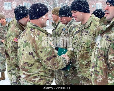 Colonel Russell Lemler, commandant de bataillon, Et le sergent de commandement John Folger, conseiller principal enrôlement, tous deux affectés au 2nd Bataillon, 15th Régiment d'artillerie de campagne, 2nd Brigade combat Team, 10th Mountain Division, a profité de l'occasion pour reconnaître et récompenser quelques soldats exceptionnels lors d'une remise de masse au bataillon le 27 janvier 2023. L'équipe de commandement de la brigade, le colonel Scott D. Wence, commandant de la brigade, et le sergent de commandement Christopher Donaldson, ont participé à la présentation du prix. Banque D'Images