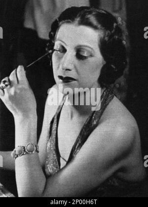 Années 1930 : l'actrice italienne TINA LATTANZI ( Alatri 15 février 1902 - Roma 25 octobre 1997 ), la voix de Greta Garbo , Joan Crafword et Marlene Dietrich dans les éditions italiennes des films hollywoodiens - TEATRO - THEATRE - portrait - ritrato - CINÉMA - ANNI TRENTA - 30's - '30 - trucco - maquillage - maquillage - camerino - bracelet - braccialetto - anello - anelli Rings - bijoux - Bijoux - gioielli - gioiello - DOPPIAGGIO - DOPPIATORE - DOPPIATRICE --- Archivio GBB Banque D'Images