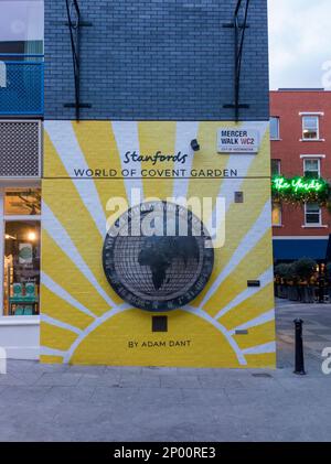Œuvres d'art en dehors de la boutique spécialisée de livres et de cartes Stanfords à Covent Garden, Londres, Royaume-Uni Banque D'Images