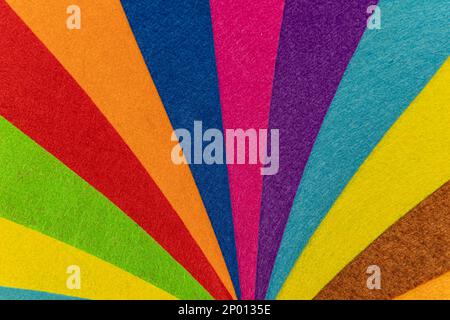 Texture créée avec des morceaux de feutre qui se chevauchent créant un arc-en-ciel multicolore de lignes courbes qui ressemblent à une tente de cirque Banque D'Images