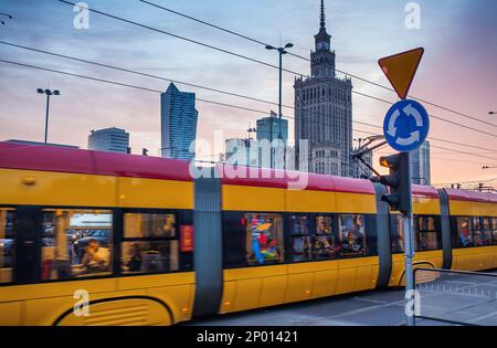 Plac Defilad square, tramway, au coin de la rue Marszalkowska à Al.Jerozolimskie, Varsovie, Pologne Banque D'Images