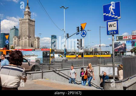 Plac Defilad square, au coin de la rue Marszalkowska à Al.Jerozolimskie, Varsovie, Pologne Banque D'Images