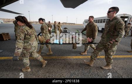 ÉTATS-UNIS Les aviateurs de la Force aérienne de l'escadron médical expéditionnaire 386th et de l'escadron d'évacuation aérienne expéditionnaire 405th déplacent une portée sur un C-130J Super Hercules à la base aérienne Ali Al Salem, au Koweït, le 8 février 2023. Aviateurs de l'EMDS 386th, EAES 405th, États-Unis Les Services de soutien aux vétérinaires du détachement médical de l'armée 109th et les partenaires de la coalition d'Italie et du Danemark se sont associés pour apprendre à préparer et à charger des patients sur un C-130J Super Hercules. Banque D'Images