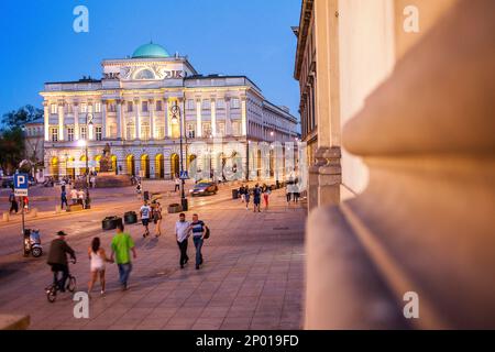 La rue Krakowskie Przedmiescie, en arrière-plan le Palais Staszic, Varsovie, Pologne Banque D'Images