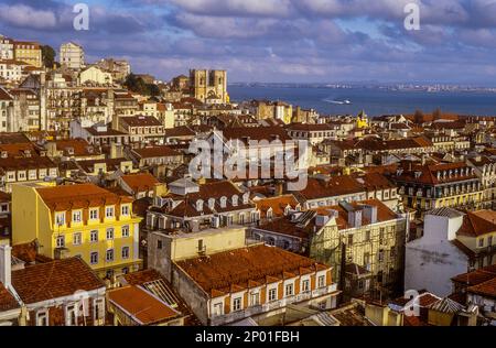 Donnant sur Baixa et Alfama, Lisbonne, Portugal Banque D'Images