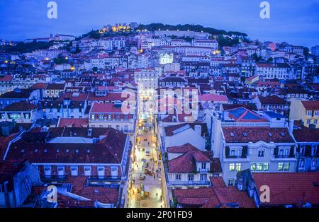 Vue de l'Elevador de Santa Justa, vue sur quartier de Baixa avec château Sao Jorge en arrière-plan.Lisbonne. Le Portugal. Banque D'Images