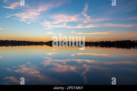 Étang avec arbres sur le fond et miroir du ciel après le soleil à CHKO Poodri près de Ostrava ville en République tchèque Banque D'Images