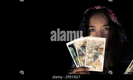 Jeune fille en foulard pose tenant des cartes de Tarot photo Banque D'Images