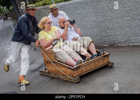 Carreiros do Monte, promenade en traîneau à luge en osier de Monte à Funchal, Funchal, Madère, Portugal Banque D'Images