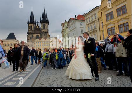 Mariage, en attendant de voir l'horloge astronomique à 14:00h. La place de la vieille ville et l'église Tyn.Prague. République tchèque Banque D'Images