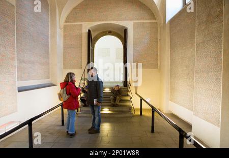 Synagogue Pinkas. Est dédié à des victimes juives de l'Holocauste de Bohême et Moravie ; leurs noms sont inscrits sur les murs.Musée juif. Banque D'Images