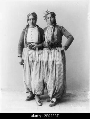 Deux tziganes debout, pleine lgth., Palestine. Palestine, Frank et Frances Carpenter Collection , Photographie par Sebah et Joailler, n° 555, carte de légende tracés: Photog. I.; Palestine; Tsiganes; Ph. IND. ; Geogr. ; Etagère. Banque D'Images