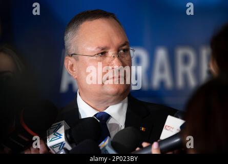 Bucarest, Roumanie - 09 février 2023: Le Premier ministre roumain Nicolae Ciuca s'adresse à la presse lors de l'événement "adhésion à l'OCDE - Opportunit" Banque D'Images