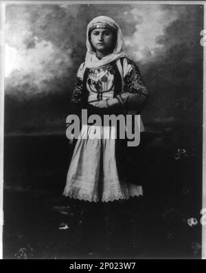 Femme en costume grec ancien, 1920. Grèce, Frank et Frances Carpenter Collection . Banque D'Images