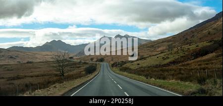 Pays de Galles - Royaume-Uni : vue panoramique en voiture de l'approche du parc national de Snowdonia depuis la route A5 Banque D'Images