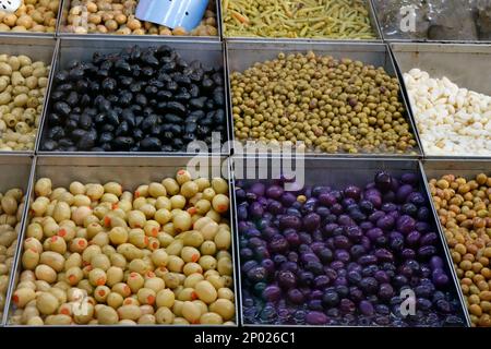 sélection variée d'olives marinées et marinées dans une cabine à vendre Banque D'Images