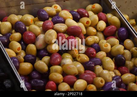 sélection variée d'olives marinées et marinées dans une cabine à vendre Banque D'Images