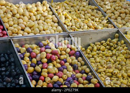 sélection variée d'olives marinées et marinées dans une cabine à vendre Banque D'Images