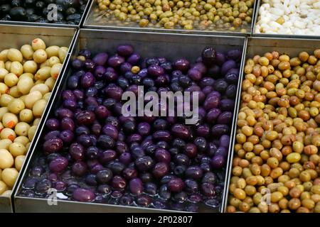 sélection variée d'olives marinées et marinées dans une cabine à vendre Banque D'Images