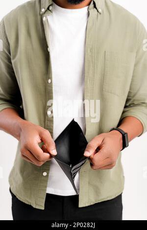 Photo rognée de portefeuille vide dans les mains des hommes, l'homme n'a aucune économie. Situation financière difficile en raison de la crise économique, le concept de faillite Banque D'Images