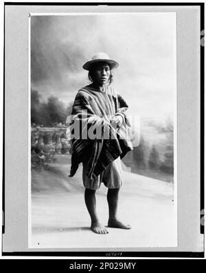 Un Indien Aymara, debout, face légèrement à droite, Bolivie. Tirage photographique par Max T. Vargas, Arequipa, la Paz, Frank et Frances Carpenter Collection, Indiens d'Amérique du Sud, Bolivie, vêtements et tenues, 1900-1930, Aymara Indians, vêtements et tenues, 1900-1930. Banque D'Images