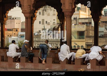 Des fidèles qui exécutent Wudhu à l'extérieur de la mosquée Jama Masjid à Delhi, en Inde Banque D'Images