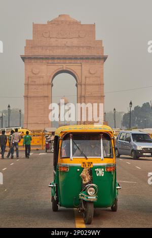 Auto Rickshaw en face de la porte de l'Inde et de la canopée à Delhi, Inde Banque D'Images