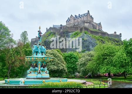 Fontaine de Ross avec le château d'Édimbourg au sommet de la colline à Édimbourg, en Écosse, au Royaume-Uni Banque D'Images