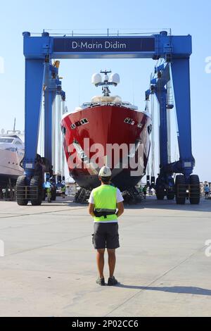 Didim, Aydin, Turquie. 20 juin 2022: Le méga yacht est levé par une grande grue avec le contrôle de l'opérateur pour l'entretien sur terre. Mise au point sélective. Banque D'Images