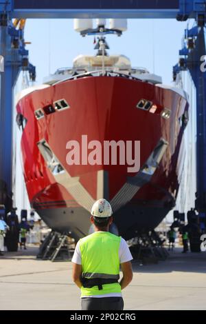 Didim, Aydin, Turquie. 20 juin 2022: Le méga yacht est levé par une grande grue avec le contrôle de l'opérateur pour l'entretien sur terre. Mise au point sélective. Banque D'Images