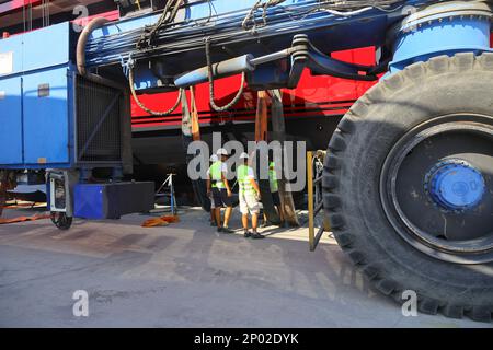 Didim, Aydin, Turquie. 20 juin 2022 : l'immense roue de la grue transportant le yacht Mega étant entretenue sur terre et les techniciens travaillant ne Banque D'Images