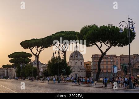 Vue sur le Domus romane di Palazzo Valentini depuis la via dei Fori Imperiali à Rome, Italie Banque D'Images