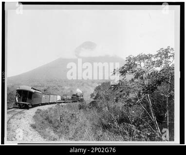 Central Railroad et Volcano de Agua, Guatemala. Collection Frank and Frances Carpenter , Volcanoes,Guatemala,1880-1930, Railroads,Guatemala,1880-1930. Banque D'Images