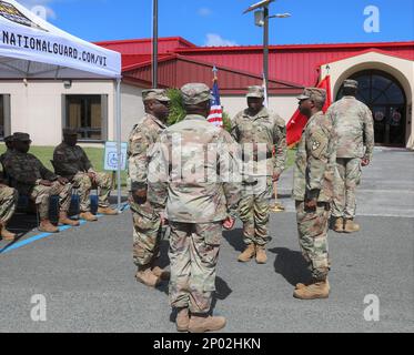 La Garde nationale DE L'ARMÉE AMÉRICAINE le général de division Kodjo KNOX-Limbacker, l'adjudant général de la Garde nationale des îles Vierges, se prépare à organiser une cérémonie de changement de commandement avec le Commandement du bataillon de commandement de 104th troupes (de gauche à droite, le lieutenant-colonel Derek Joseph, le sergent de commandement du Maj Calvin Richards, le Maj Jamie I Cornelius) À la PROPRIÉTÉ VING Bethlehem Compound, St. Croix, USVI, 21 janvier 2023. L'échange des couleurs de l'unité est une tradition où le commandant sortant renonce symboliquement à la responsabilité et à l'autorité en transmettant les couleurs au commandant entrant. Banque D'Images