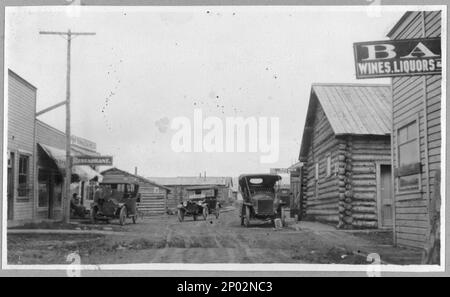 Scène de rue. Collection Frank and Frances Carpenter , cadeau; Mme W. Chapin Huntington; 1951, Villes et villages,Alaska,Ester,1890-1920, magasins et boutiques,Alaska,Ester,1890-1920, commercial Streets,Alaska,Ester,1890-1920, États-Unis,Alaska,Ester Banque D'Images
