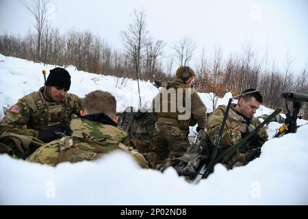 Une équipe de 1-120th observateurs de l'avant du Régiment d'artillerie de campagne a localisé des cibles et a appelé à l'incendie pendant la grève du Nord 23-1, le 23 janvier 2023, au Camp Grayling, Michigan. Les unités qui participent à la phase d’hiver de la grève du Nord sont prêtes en menant une formation conjointe par temps froid conçue pour atteindre les objectifs de la Stratégie pour l’Arctique du ministère de la Défense. Banque D'Images