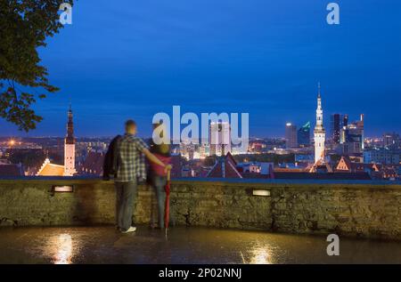 Couple,view à partir de la plate-forme d'observation dans le district de Toompea, Tallinn, Estonie Banque D'Images