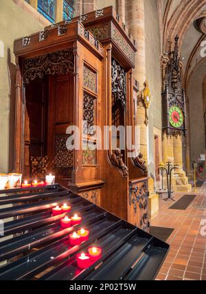 Colmar, France - 13 décembre.2021: Ancien confessionnel en bois dans l'église de Colmar Banque D'Images