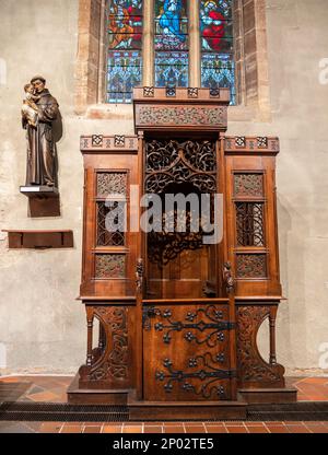 Colmar, France - 13 décembre.2021: Ancien confessionnel en bois dans l'église de Colmar Banque D'Images