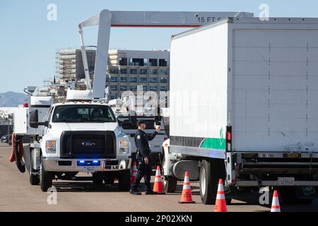 ÉTATS-UNIS Les agents des douanes et de la protection des frontières du Bureau des opérations sur le terrain procèdent à des inspections non intrusives (NII) des véhicules qui entrent dans une zone sécurisée près du State Farm Stadium avant le Super Bowl LVII à Glendale, en Arizona, le 7 février 2023. Photo CBP par Jerry Glaser Banque D'Images