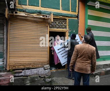 Srinagar, Inde. 02nd mars 2023. SRINAGAR, INDE - MARS 2: Des fonctionnaires de l'Agence nationale d'enquête (NIA) placent un avis de pièce jointe sur la propriété du chef Al-Umar Mushtaq Zargar alias Latram à Gani Mohalla, dans le centre-ville de Nowhatta, sur 2 mars 2023 à Srinagar, Inde.(photo de Waseem Andrabi/Hindustan Times/Sipa USA) crédit Alamy SIPA Live News Banque D'Images