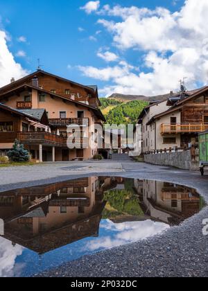 Livigno, Italie - 29 septembre 2021 : maisons traditionnelles à Livigno, une ville et un territoire administré dans la région de Lombardie en Italie Banque D'Images