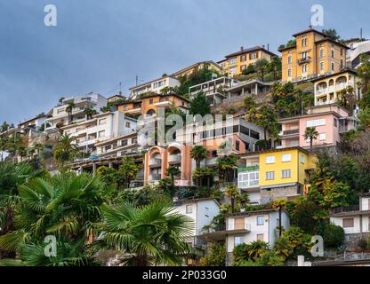 Locarno, Suisse - 29 décembre 2021: Paysage urbain de la ville de Locarno, une destination de vacances de langue italienne dans le sud de la Suisse Banque D'Images