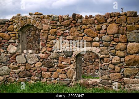 Fragment d'un ancien manoir, dont les murs sont faits de pierres Banque D'Images