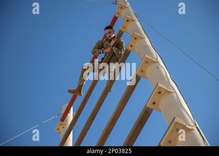 Le capitaine Nicolas Bauer, officier général du juge-avocat, 1st Theatre Sustainment Command, complète le tisserand lors d'une évaluation préalable d'agression aérienne sur Camp Buehring, Koweït, le 6 janvier 2023. Les soldats étaient tenus de suivre un cours sur les obstacles à neuf événements comme condition préalable à l'école d'agression aérienne. Banque D'Images