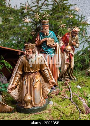 Vohrenbach, Allemagne - 16 janvier 2022: Les trois rois saints viennent avec des cadeaux pour visiter le nouveau-né Jésus à Betlehem Banque D'Images